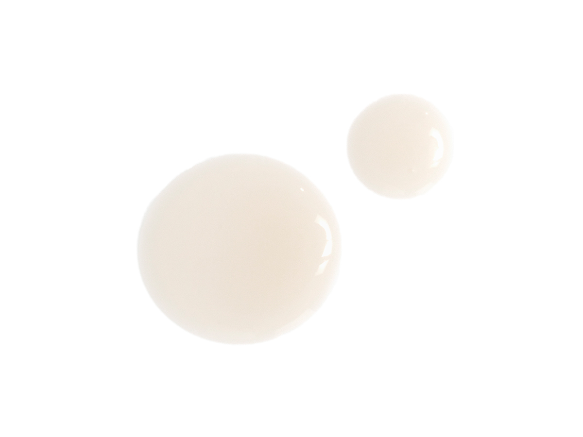 Swatch of a light, luminous, ivory-coloured serum. 