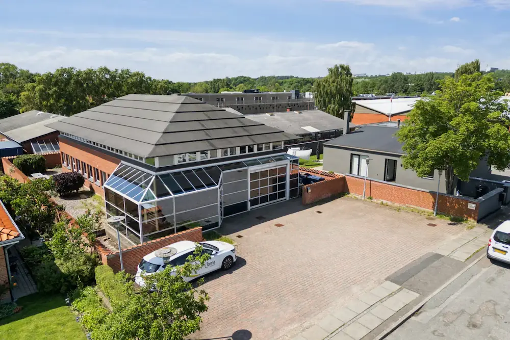 Bygningen på vores adresse Ved Lunden 4 set oppe fra