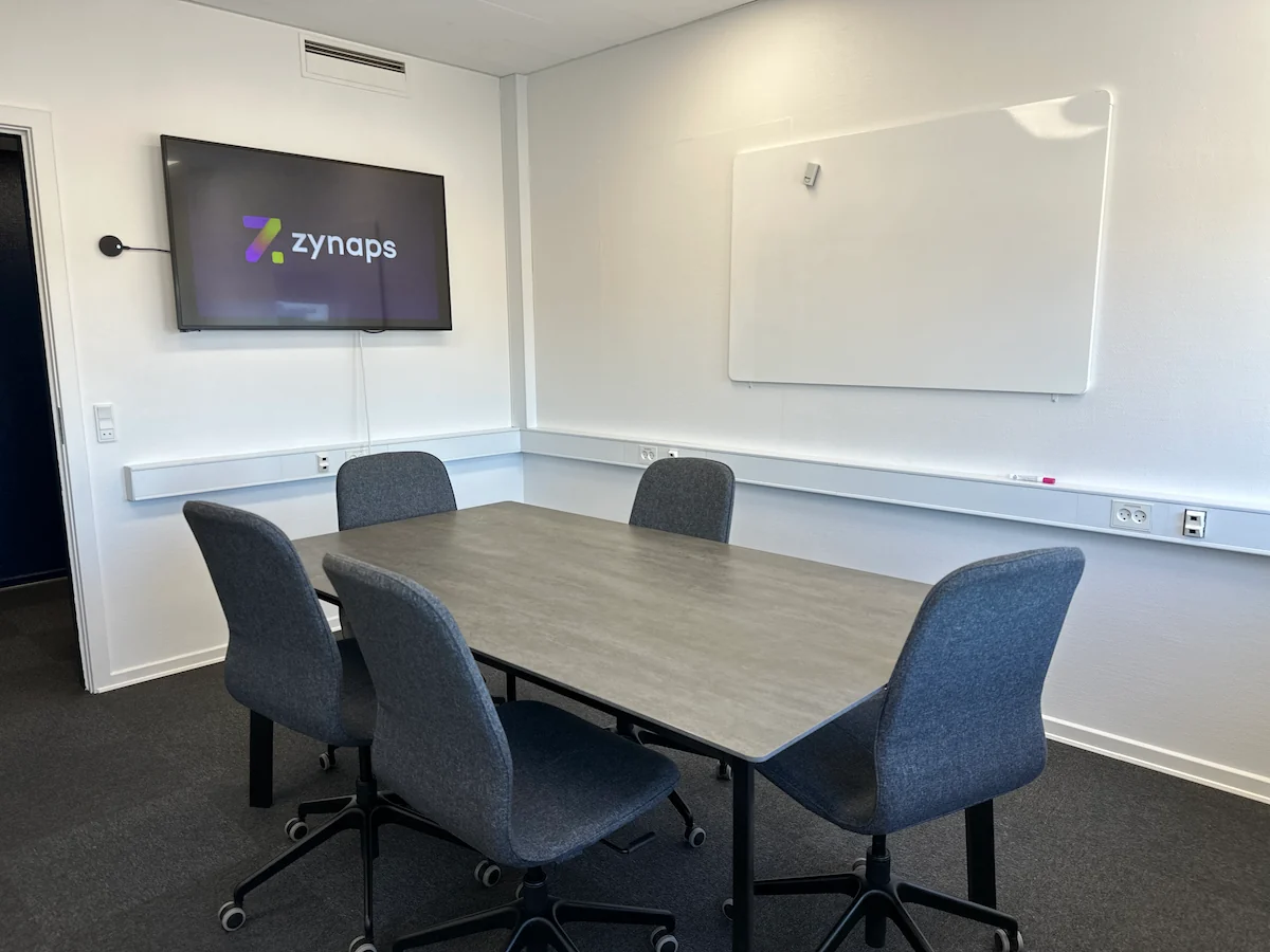 Mødelokale med plads til 8 personer, skærm og whiteboard