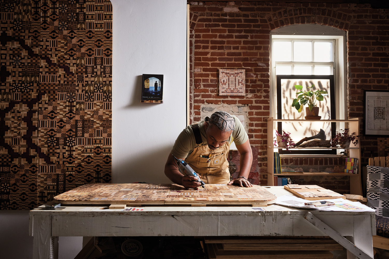 Ato Ribeiro working on his art