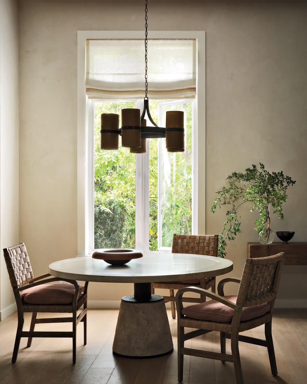 contemporary breakfast area in a Florida home