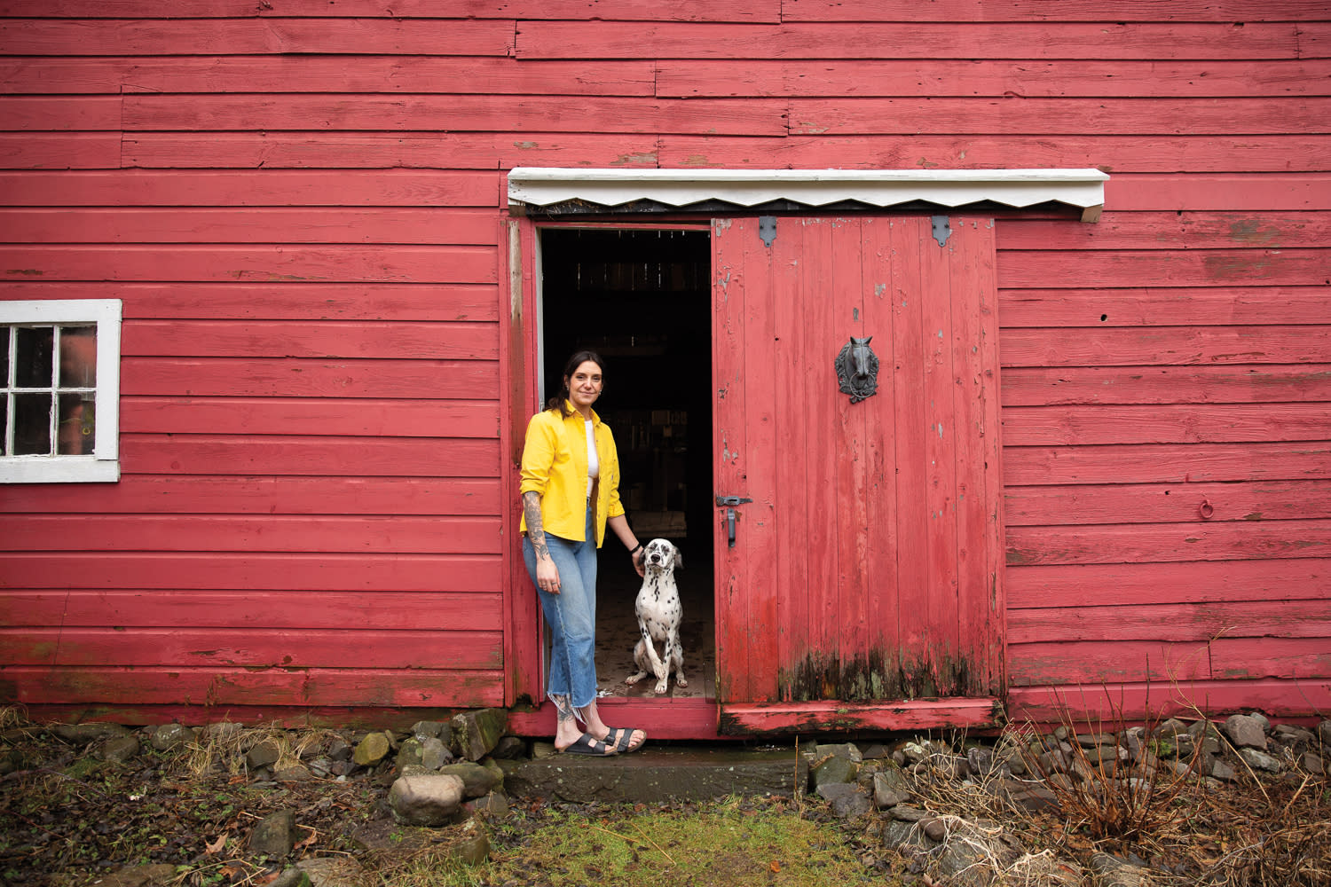 artist Luján Peréz Hernández with her dog