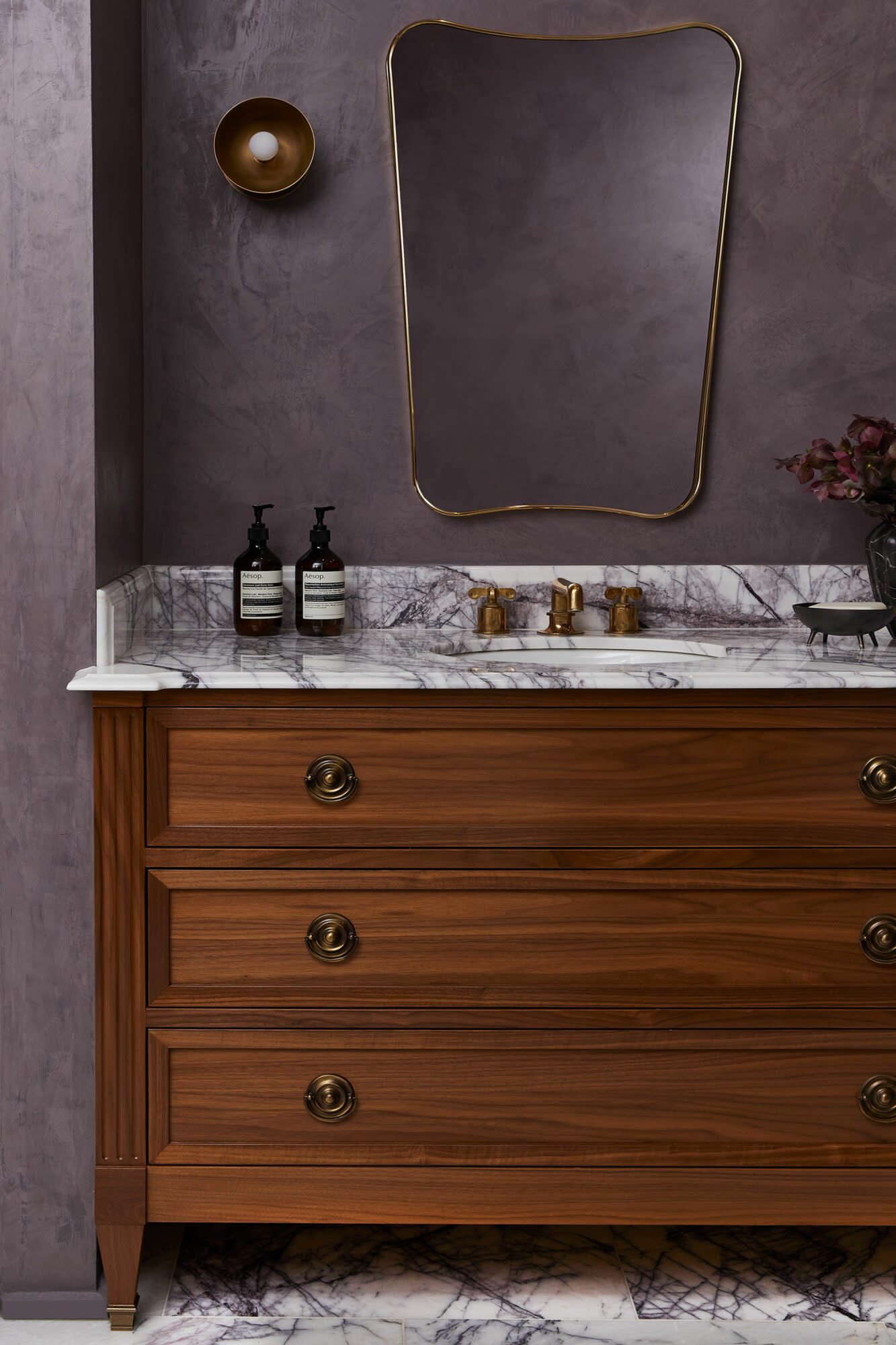 bathroom featuring a pedestal link and black sconces