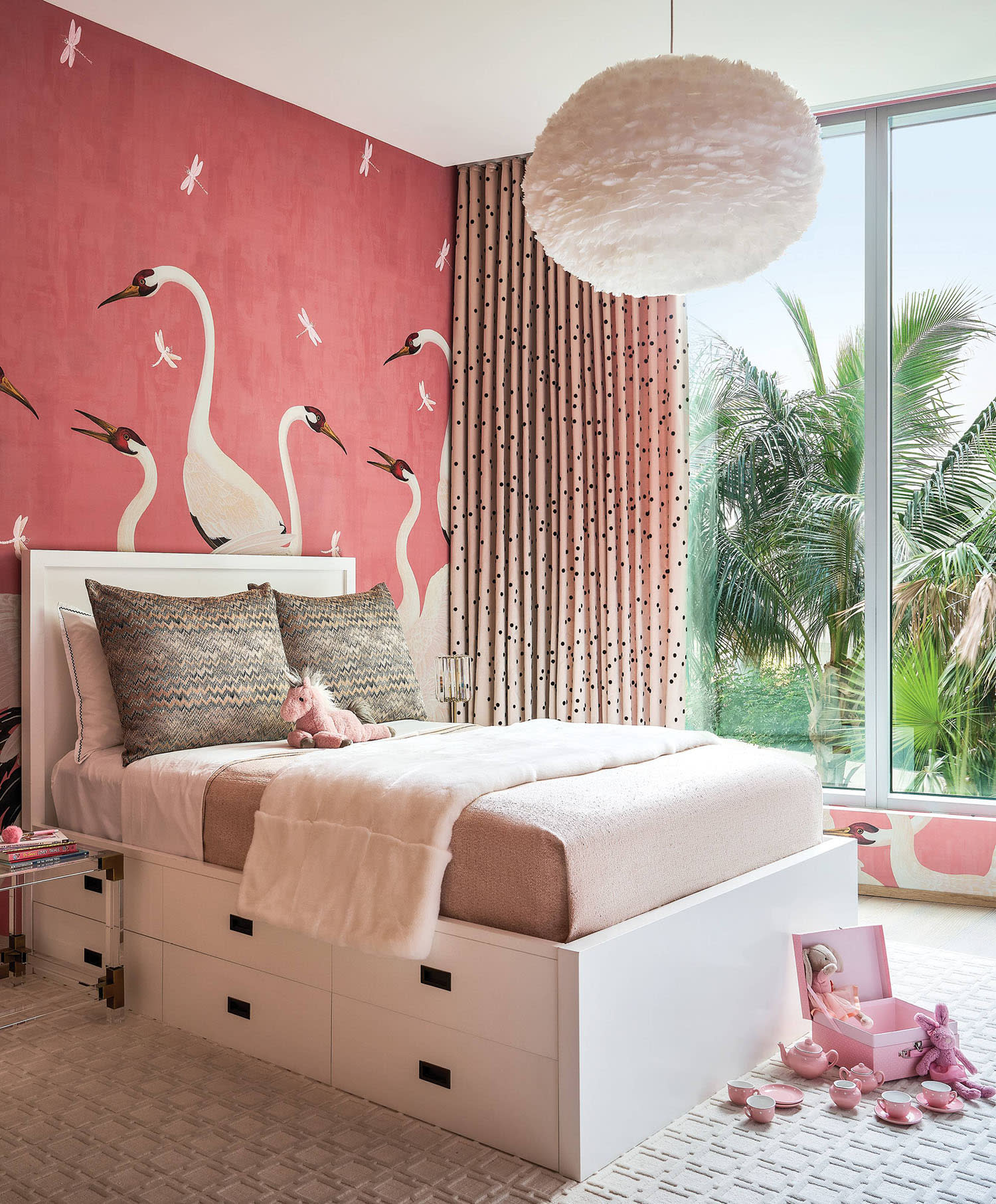 girls bedroom with Gucci’s Heron wallpaper 