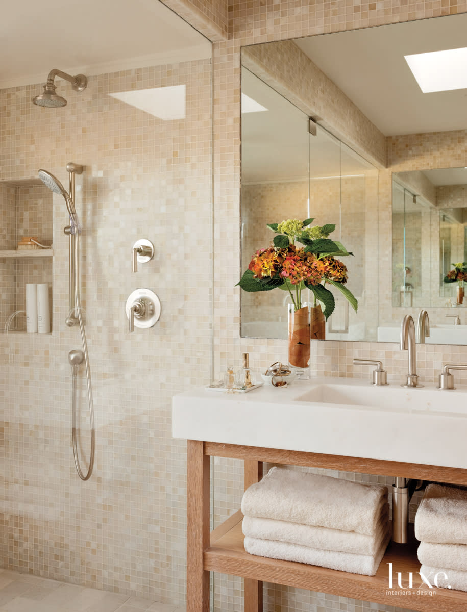 The master bedroom is luminous thanks to a skylight and glittering tile