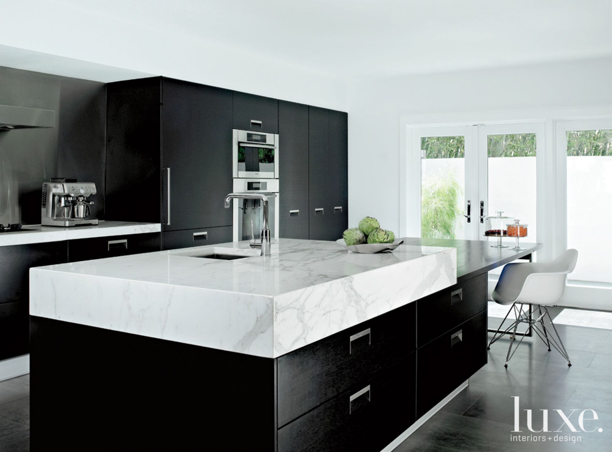 Blackpowder Kitchen様御依頼品 Black and White Modern Kitchen | LUXE Interiors + Design