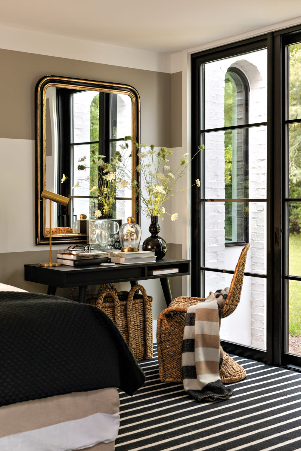 A Bold Renovation Reinvigorates This Landmark Chicago Home | Luxe ... - Home Modern Apartment Renovation Ideas In Chicago