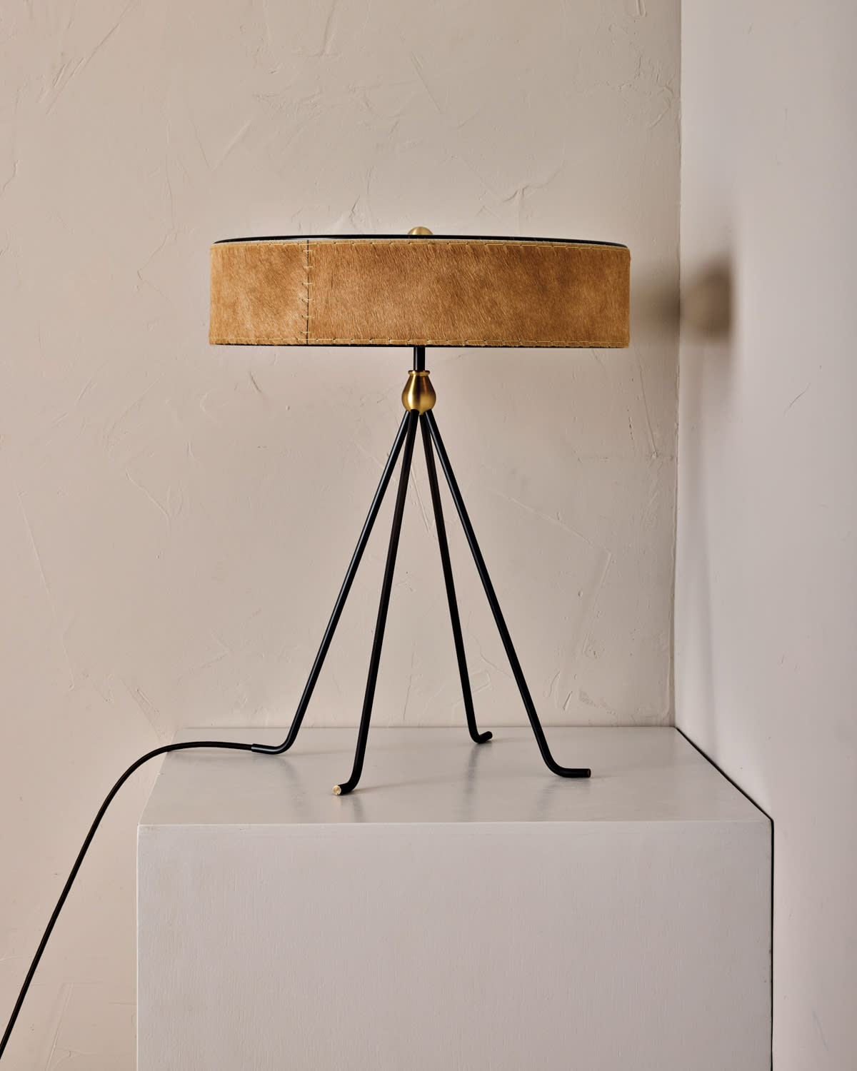 Alina table lamp with quadruped legs