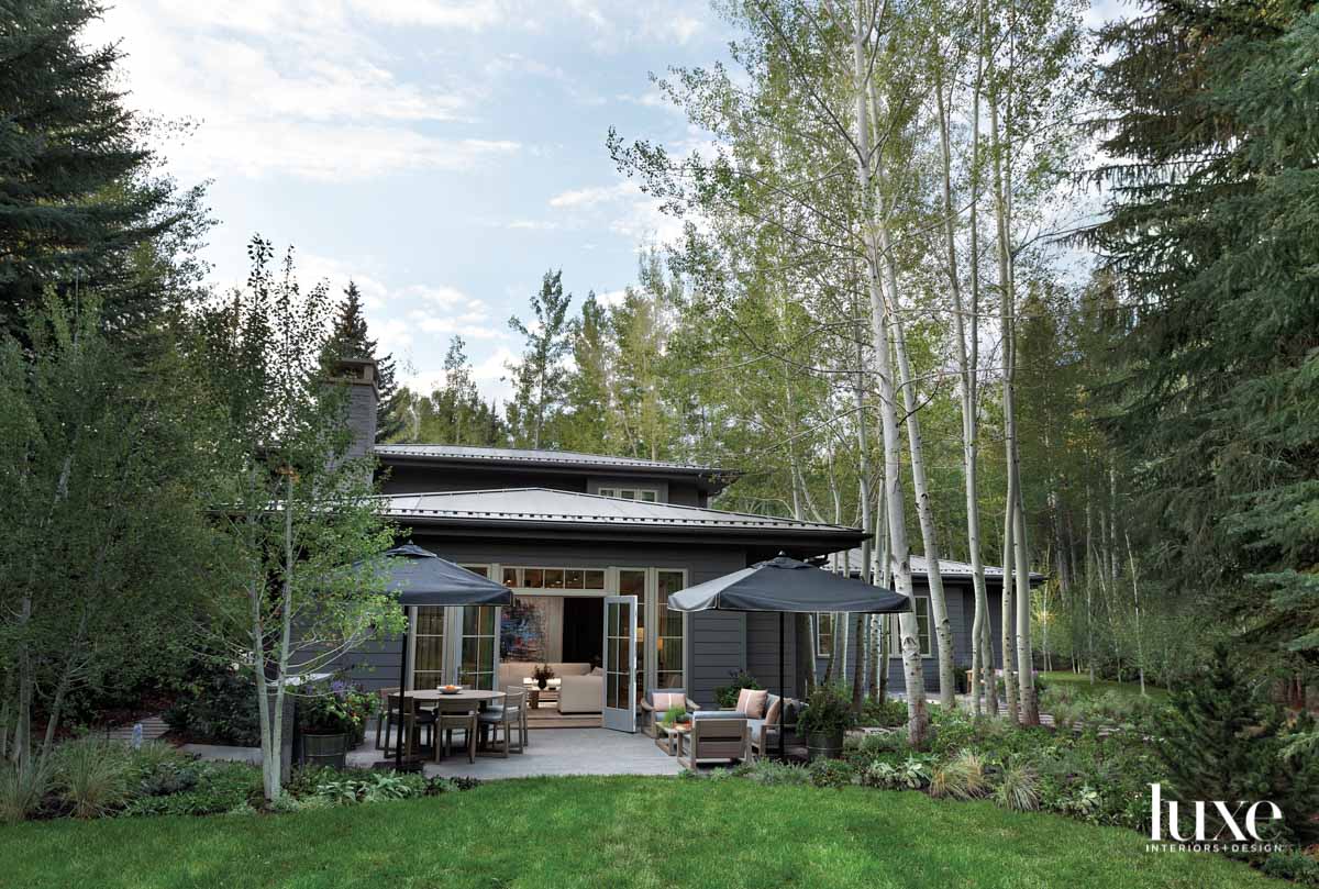 A low-slung house in Aspen seems to fit into the landscape.