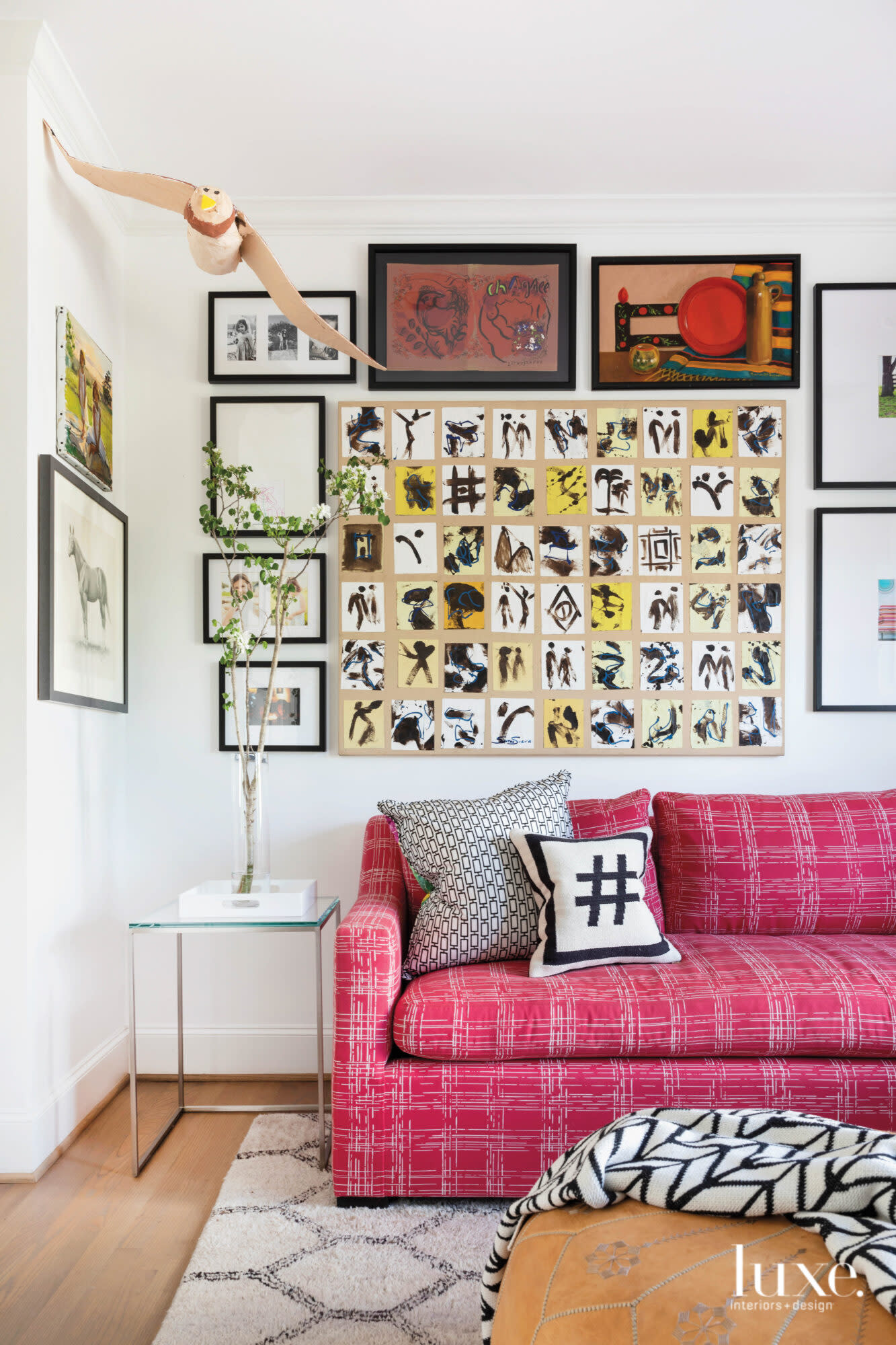 Colorful relaxation room with pink sofa and gallery wall