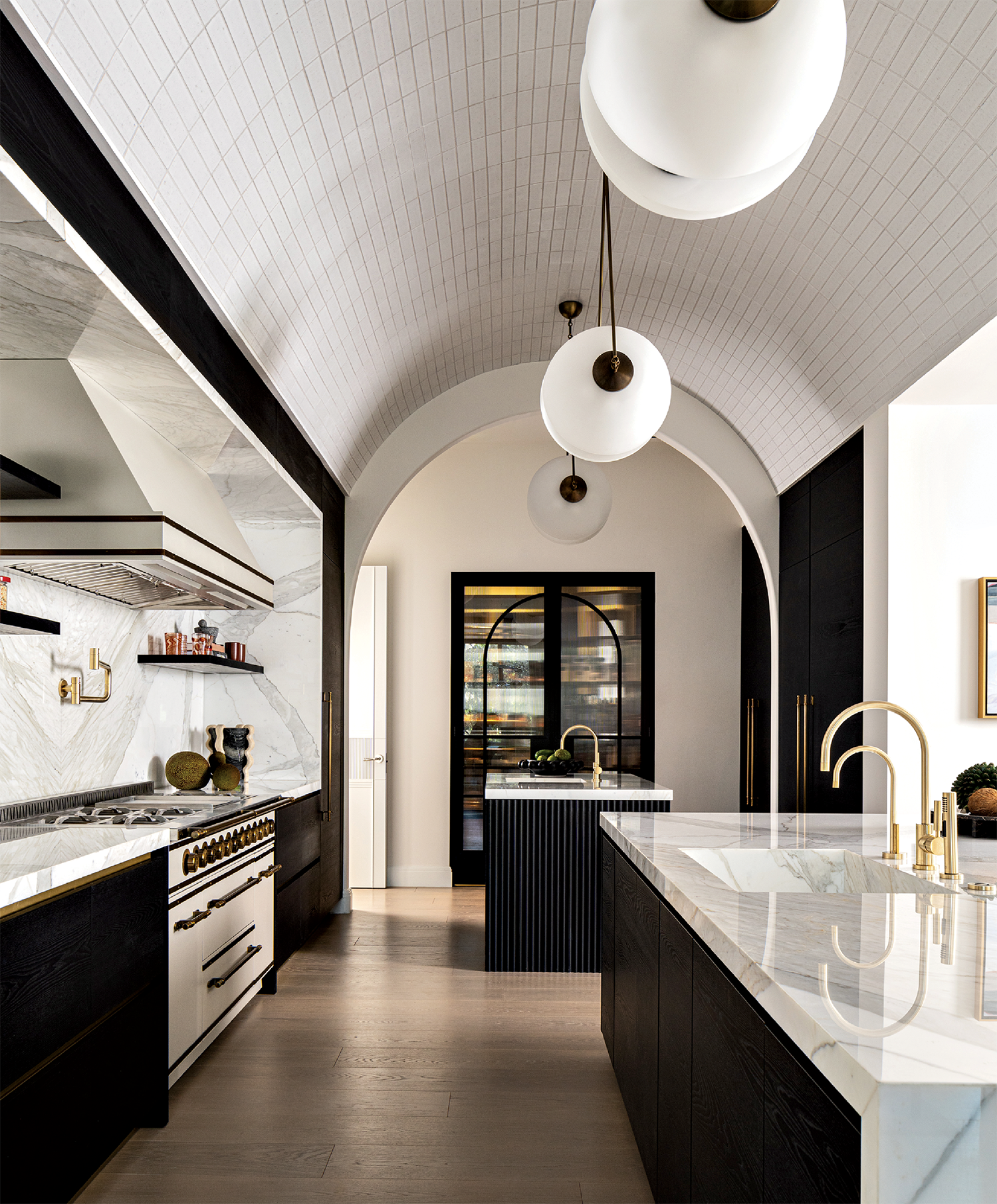 kitchen with a white clé tile curved ceiling