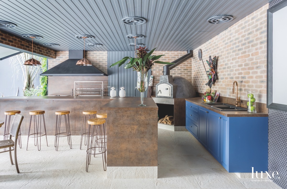 LX_COM19_KitchenBath_NeolithIronCorten_EspaoGourmetdesignedbyLauraBelaandHenriqueFreneda_Brazil