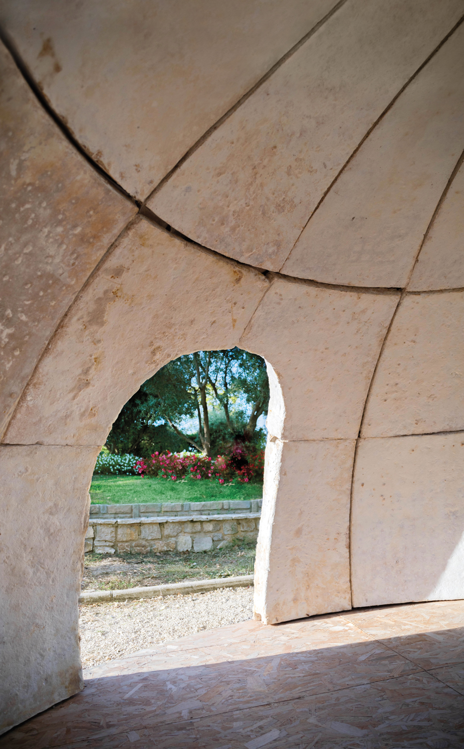 La Succulente recently collaborated with artist Côme Di Meglio to explore mycelium, which was used as a living architectural material to build a domed pavilion at Milan Design Week last year