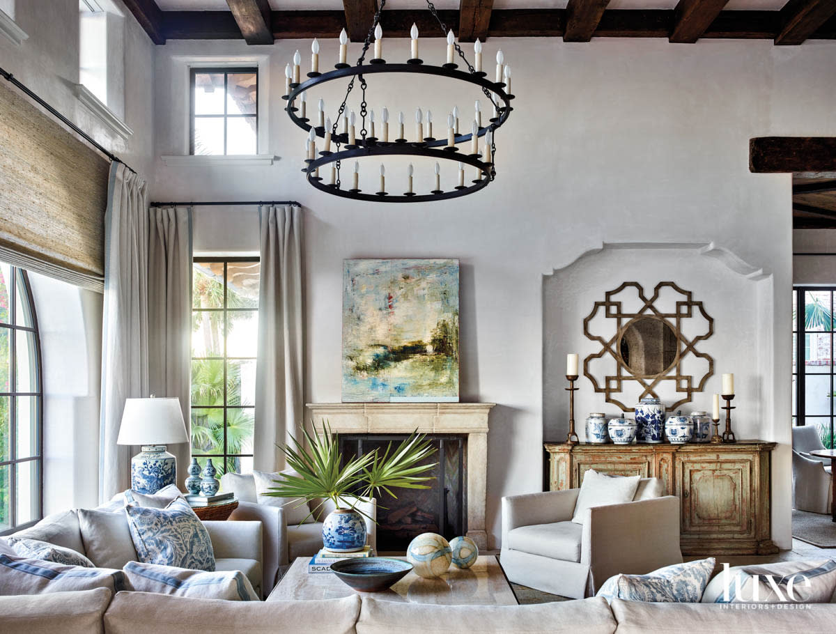 Family room with high ceilings, fireplace and ring-shaped chandelier