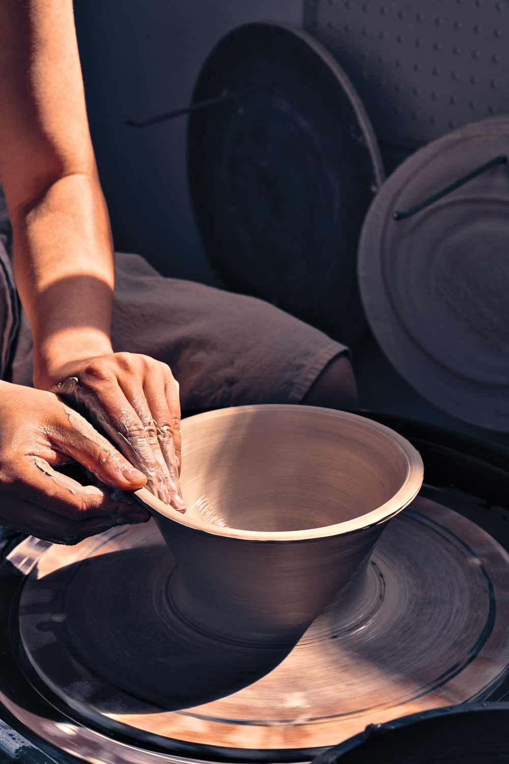 hands potters wheel