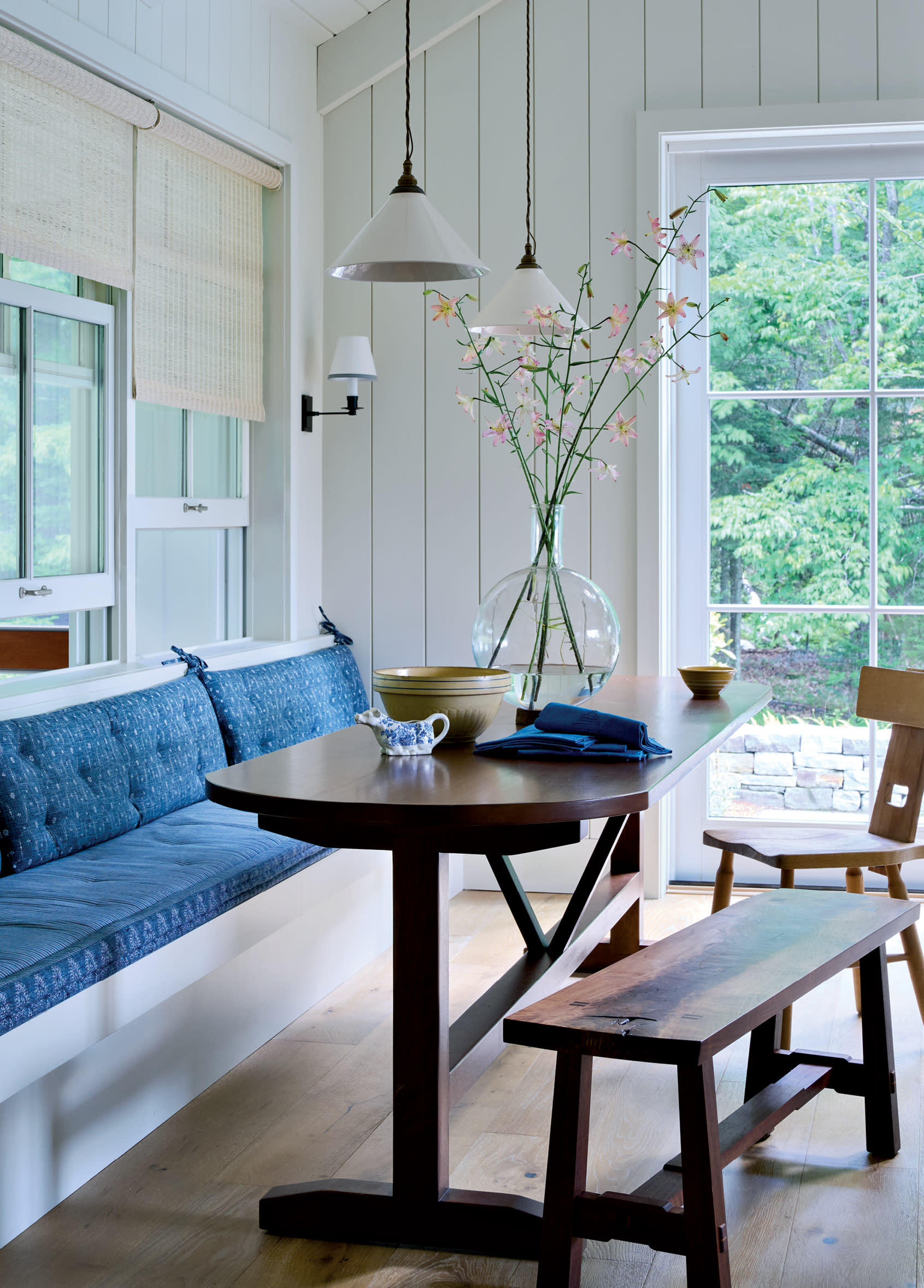 farmhouse-style breakfast nook with a banquette