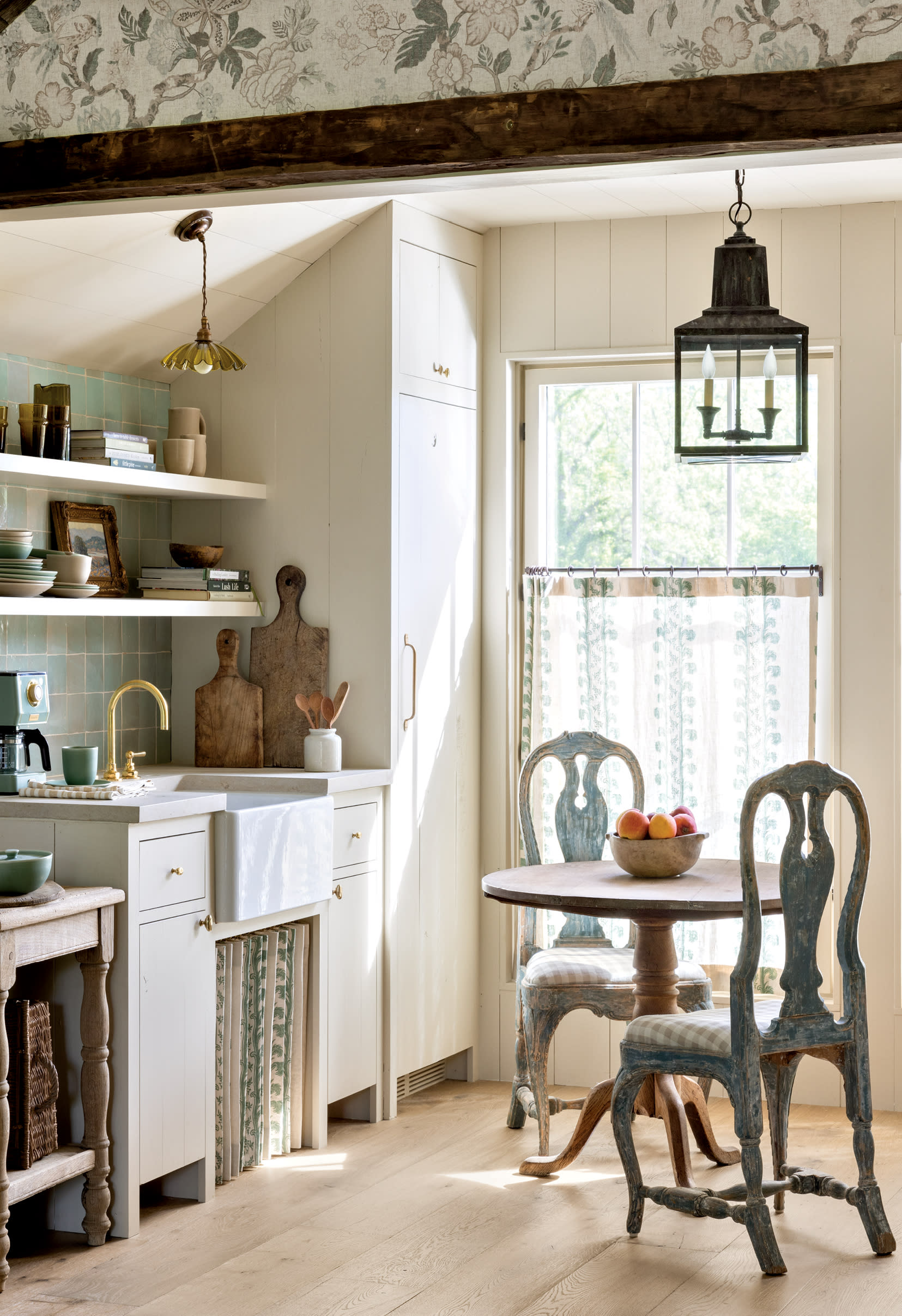 vintage-inspired kitchenette in a cabin