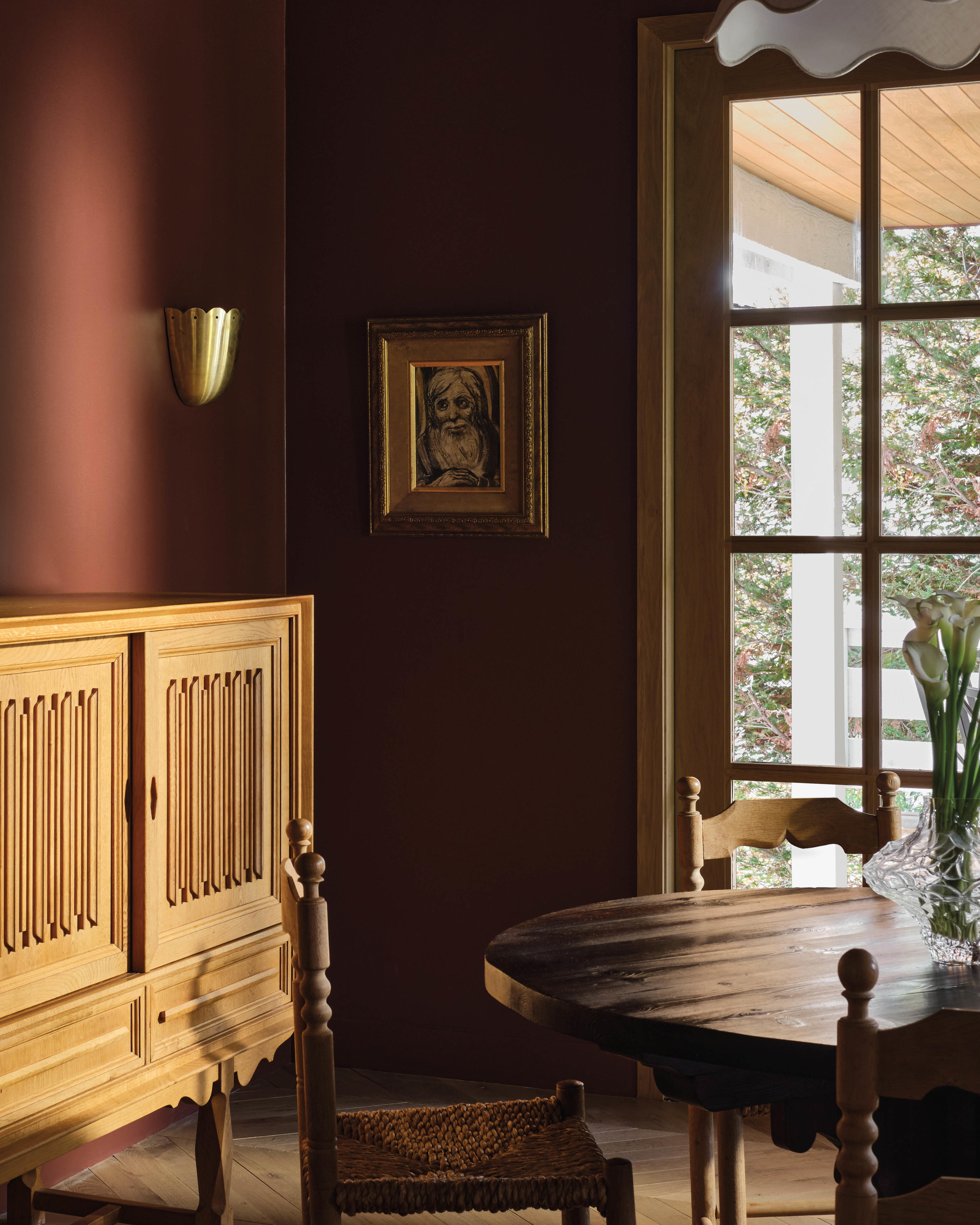 gold scalloped edge sconce in a dining room