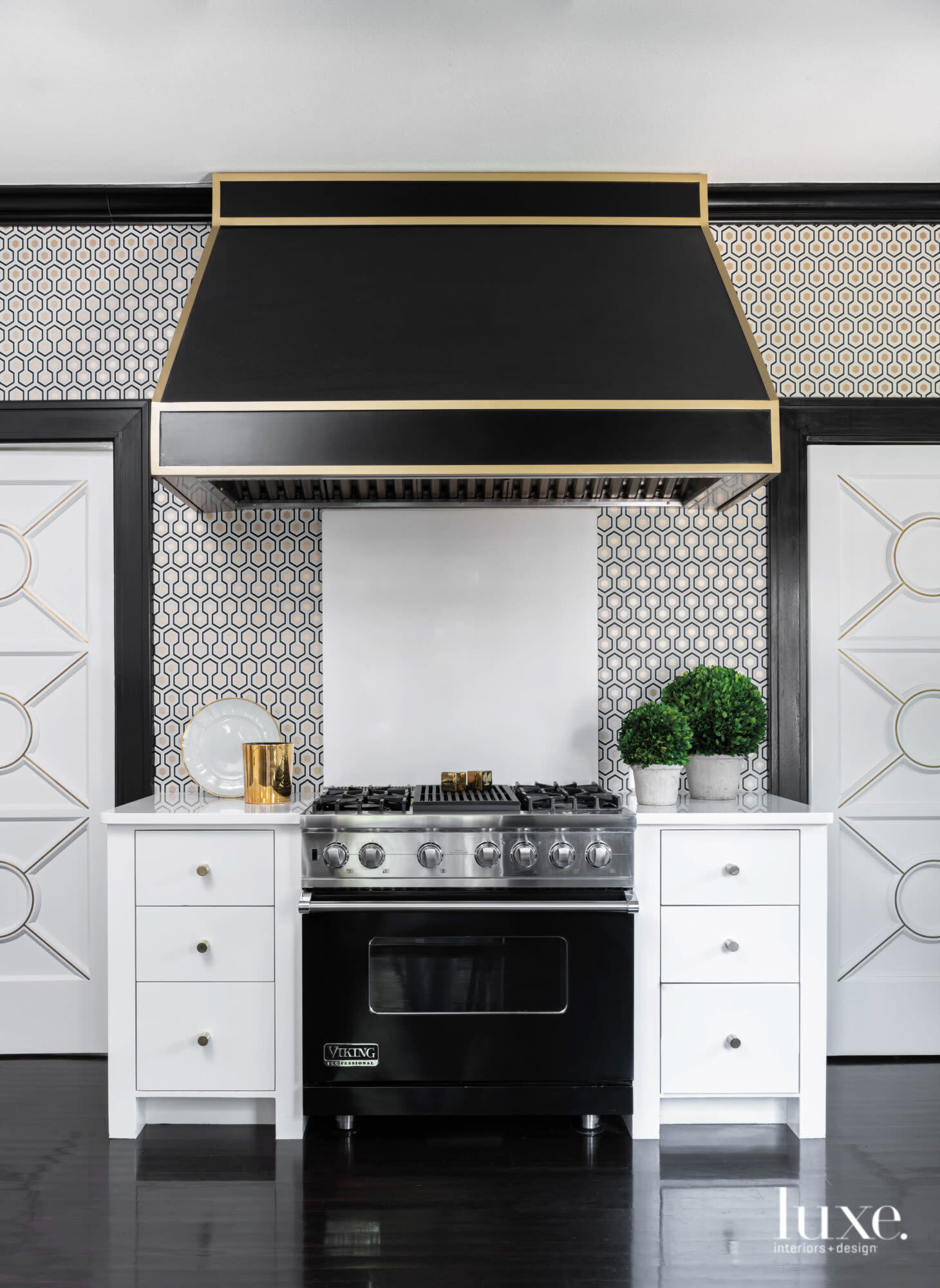 Kitchen with black and brass palette