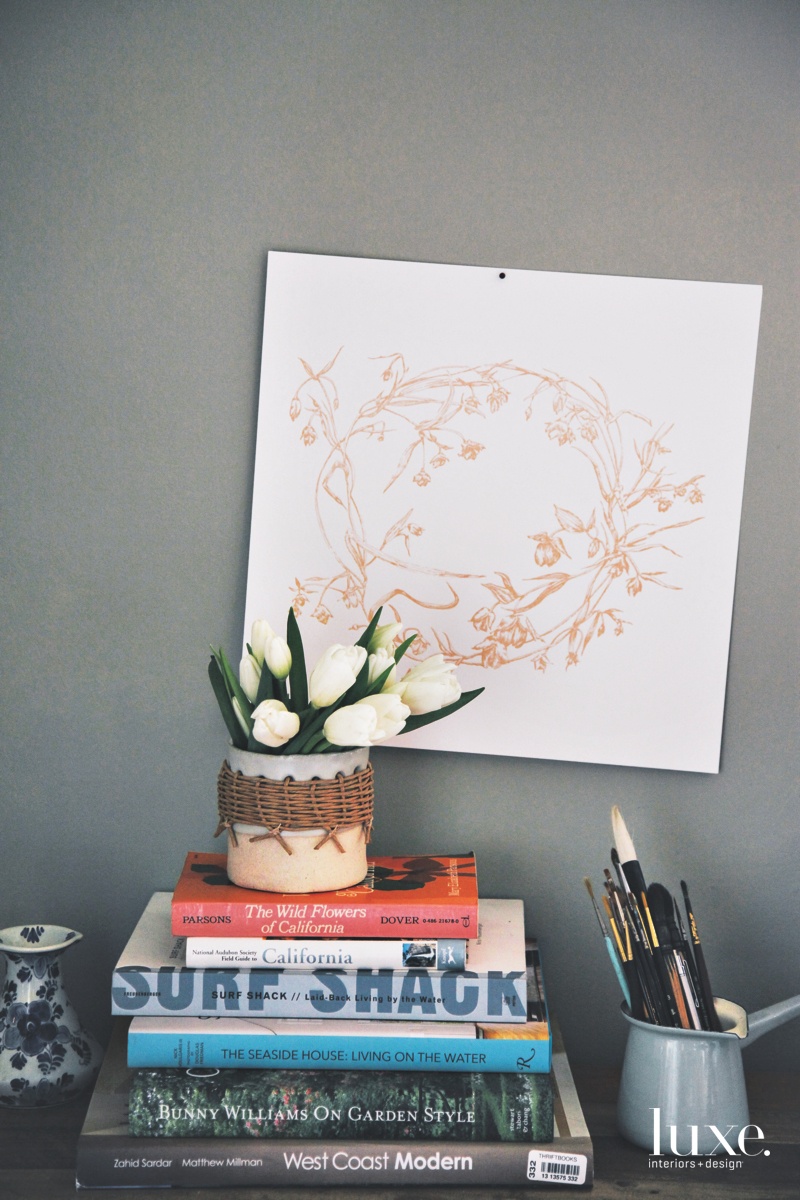 ased on Justina's original illustration, a print depicts a wreath of white fairy lantern.