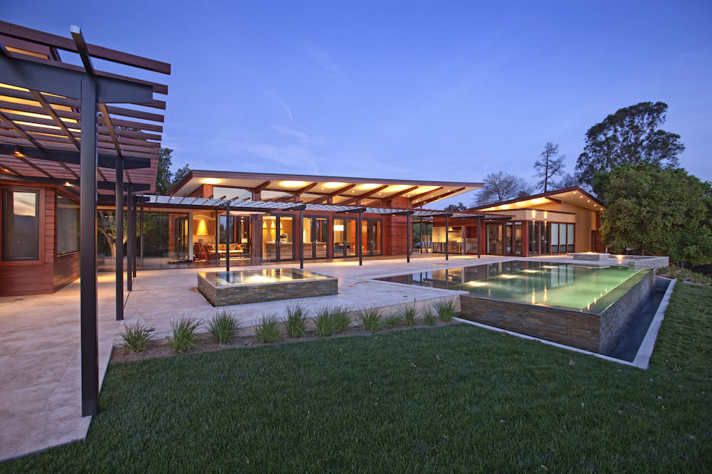 exterior of a modern Northern California home with infinity edge pool by De Mattei Construction