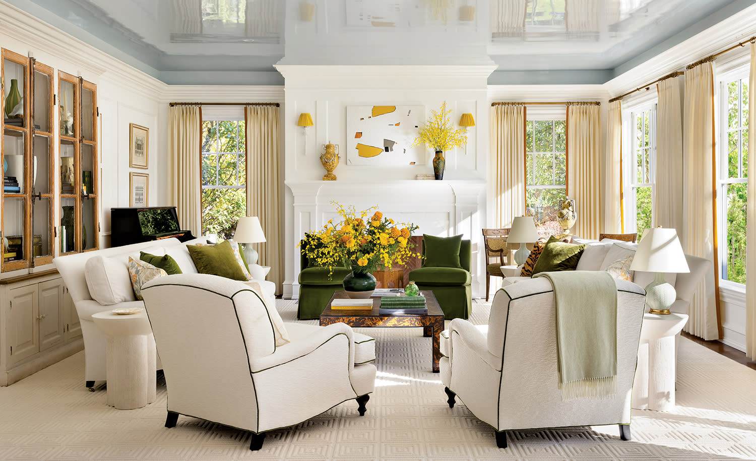 white living room with a grey lacquered ceiling and traditional furnishings