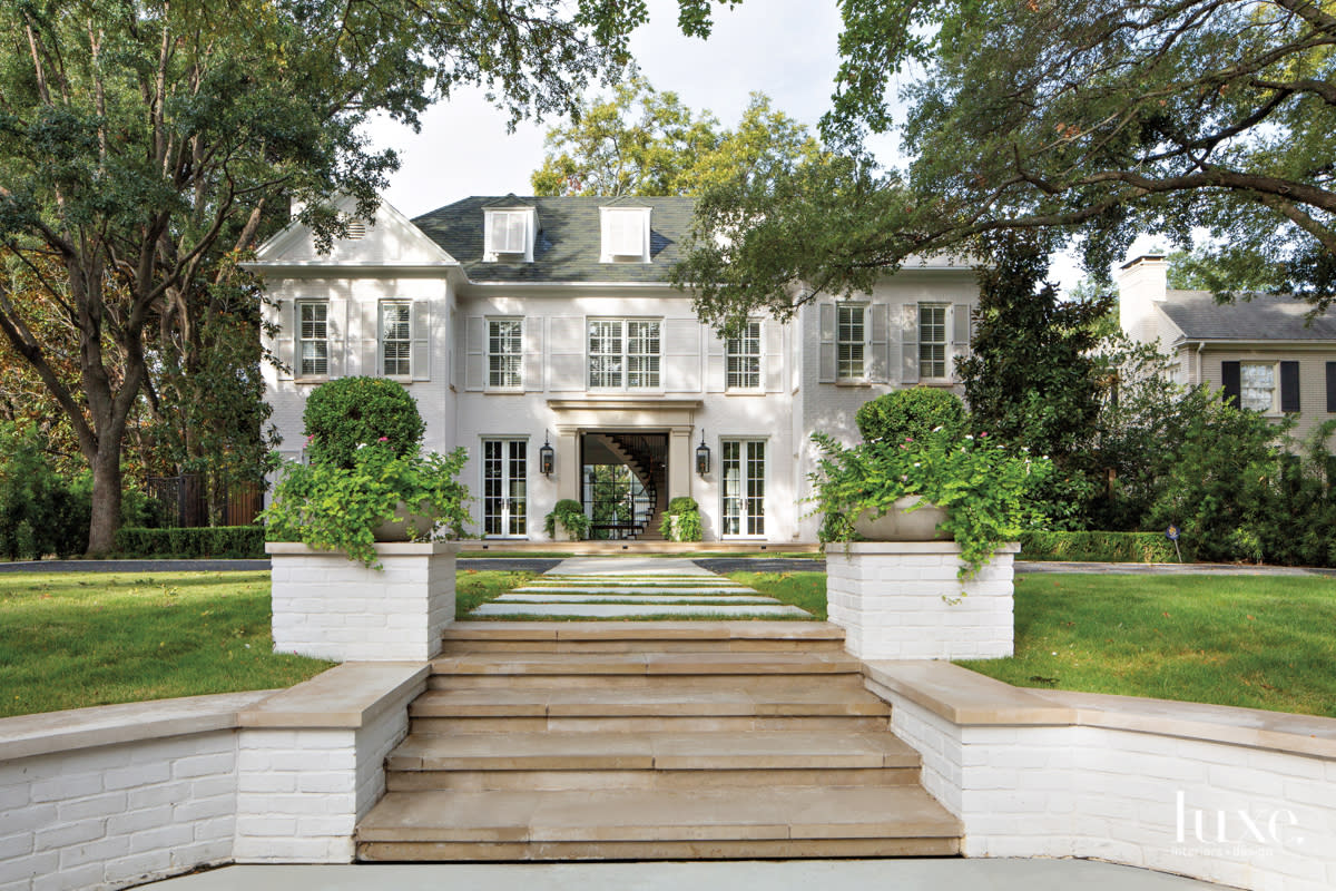 Front facade of a Georgian-style home in Dallas