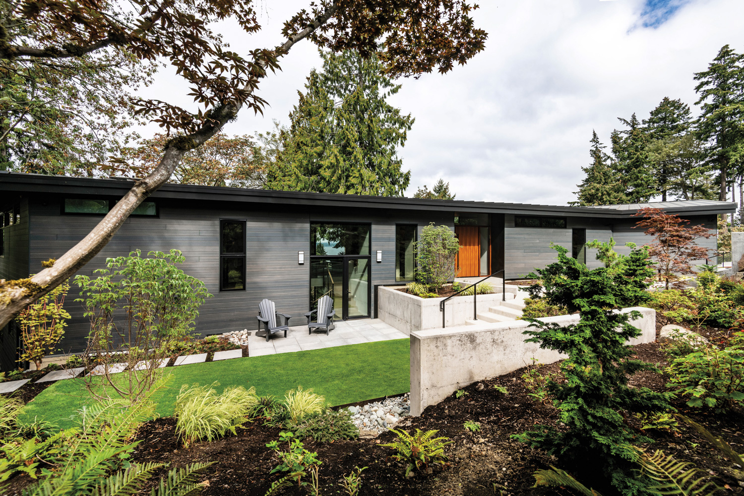 A modern, low-slung home in Mercer Island by Colleen Knowles