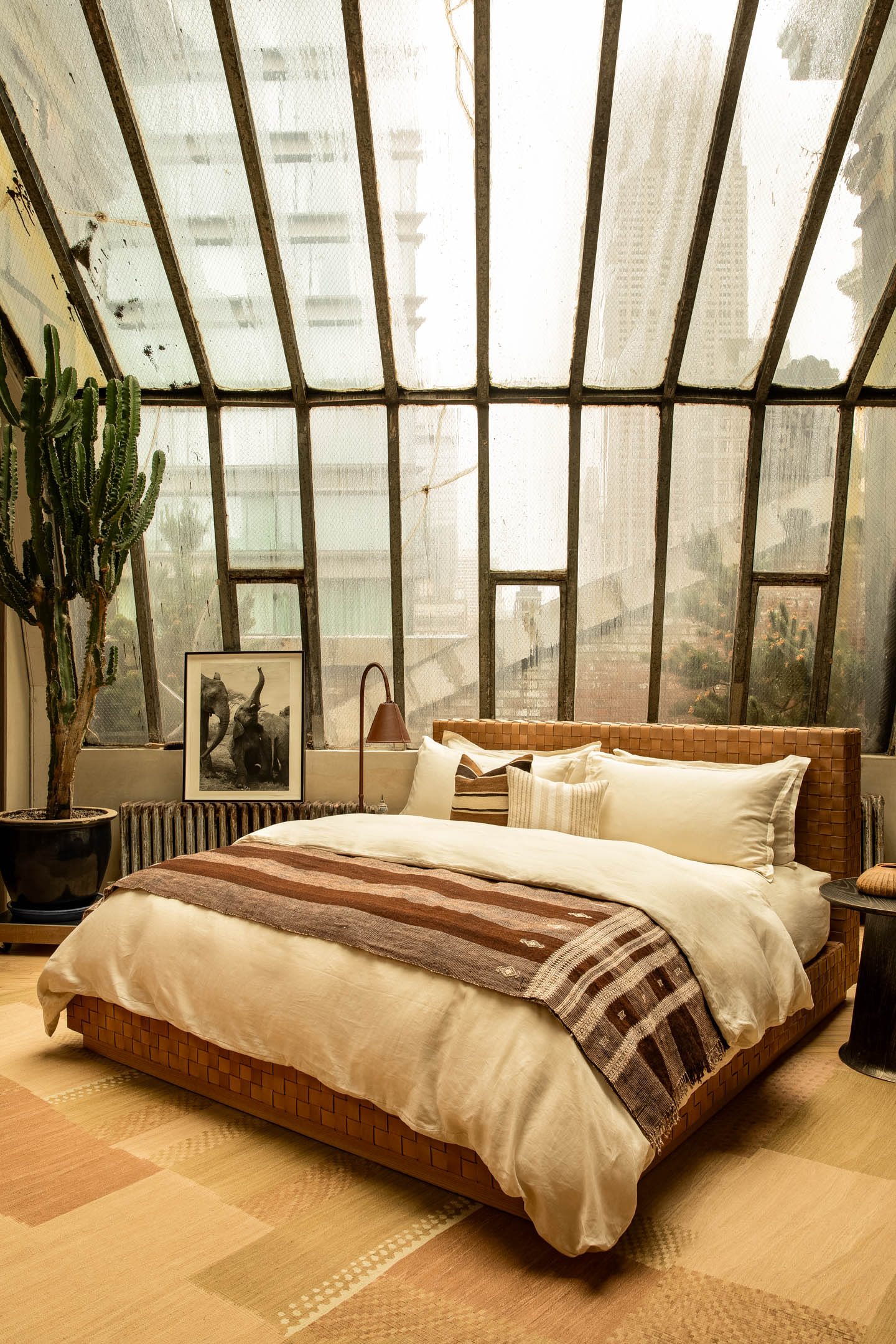 loft with a bed designed by Alfredo Paredes