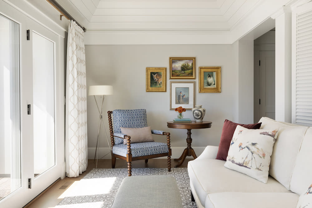 Sitting room with classic furnishings. 