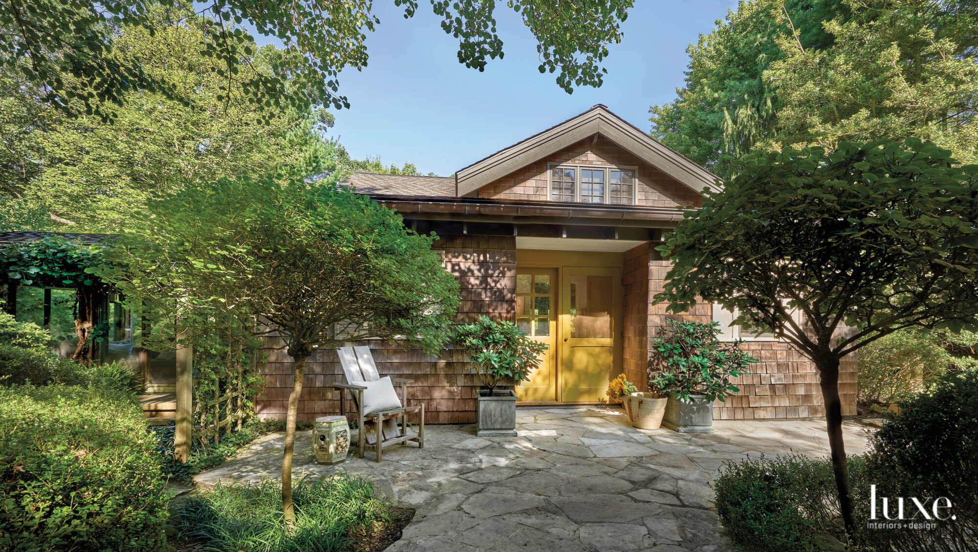 The cabin exterior of the home is given a pop of color through its yellow front door.