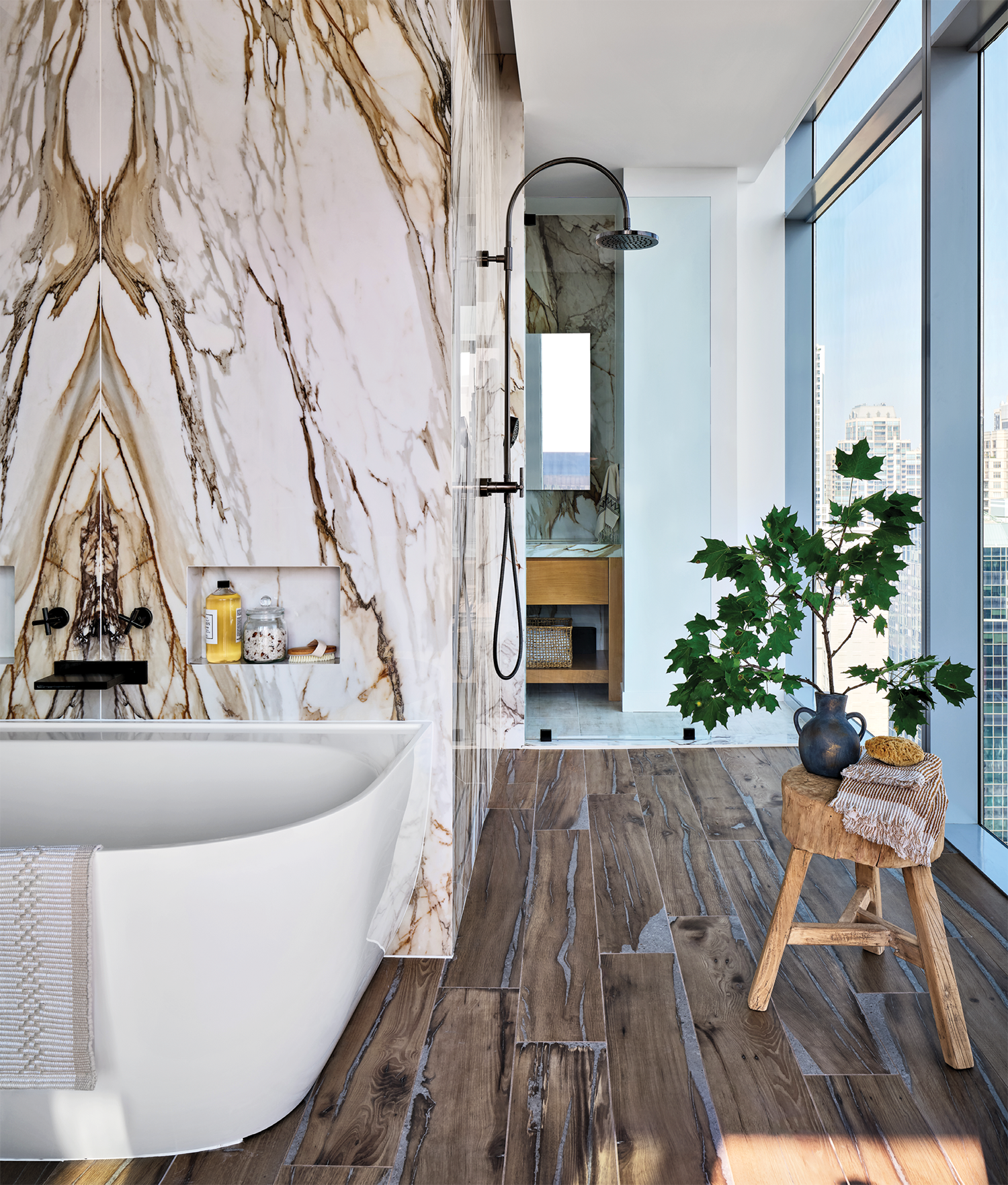 bathroom with dramatic porcelain slabs