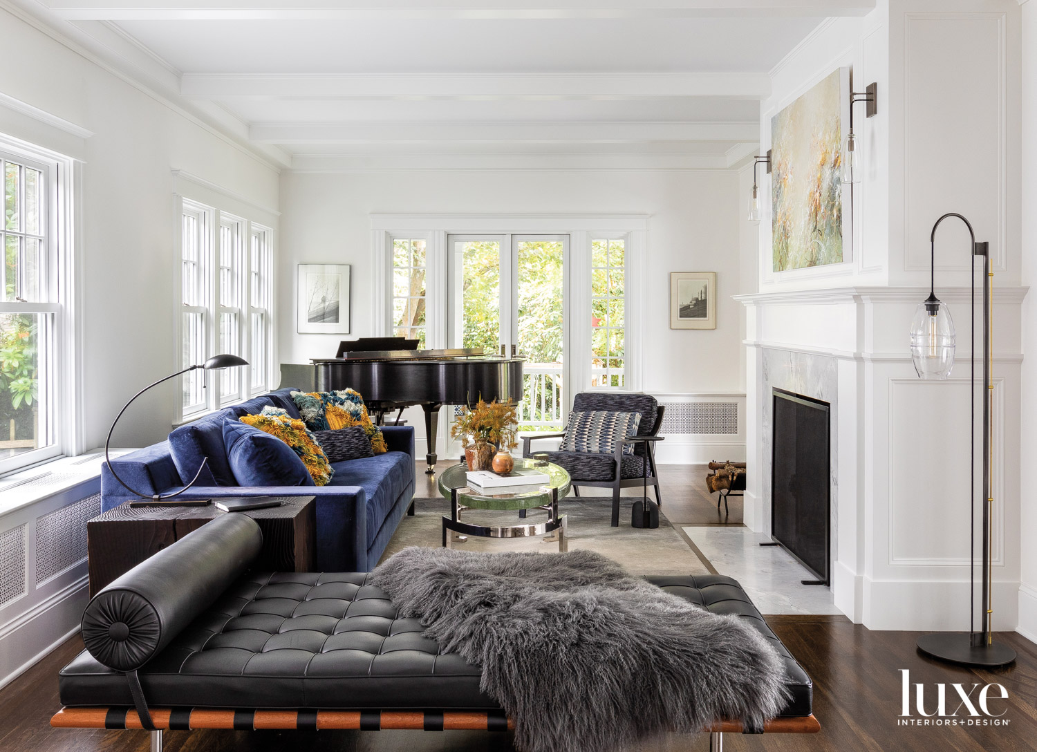 Living room with sofa, Bette and fireplace