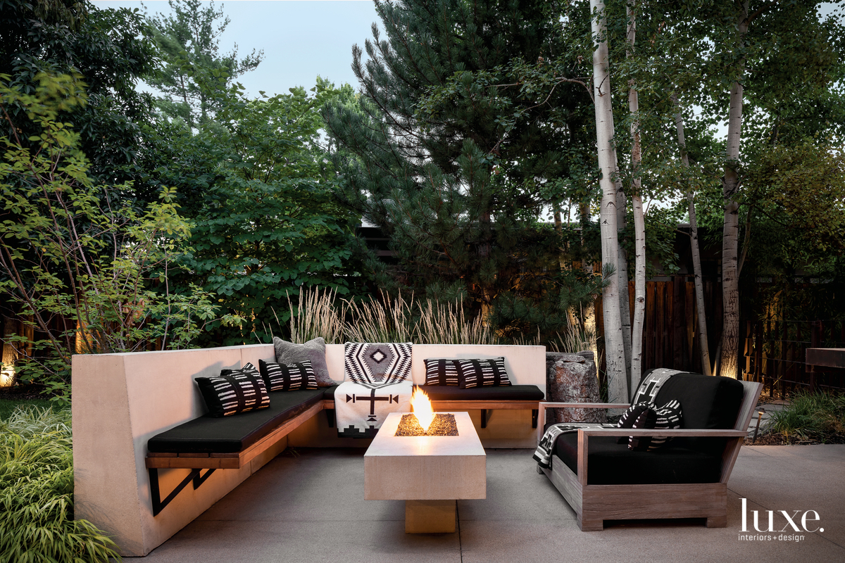 contemporary outdoor sitting area black accents fire pit