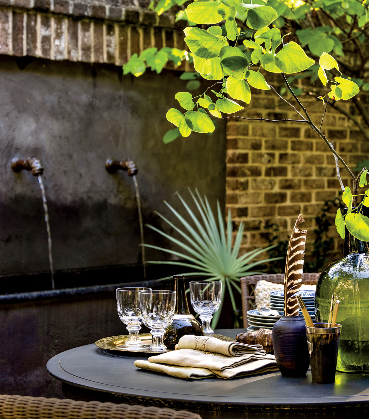 chic table setting on the courtyard of a Kiawah Island home