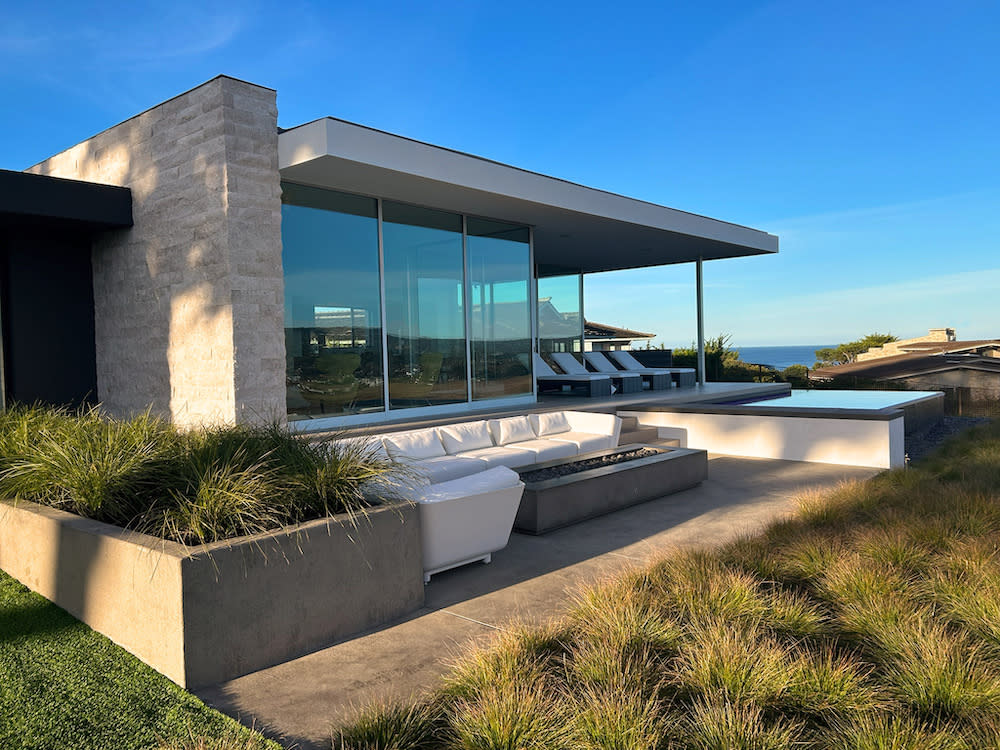 exterior of a modern Northern California home with infinity edge pool by De Mattei Construction