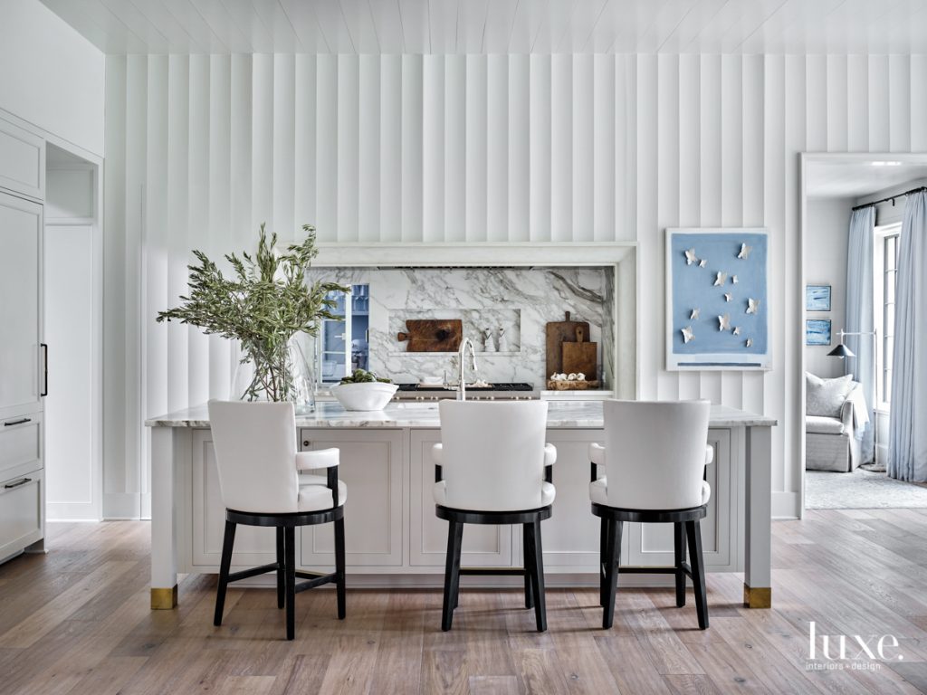 white kitchen with three-dimensional wall