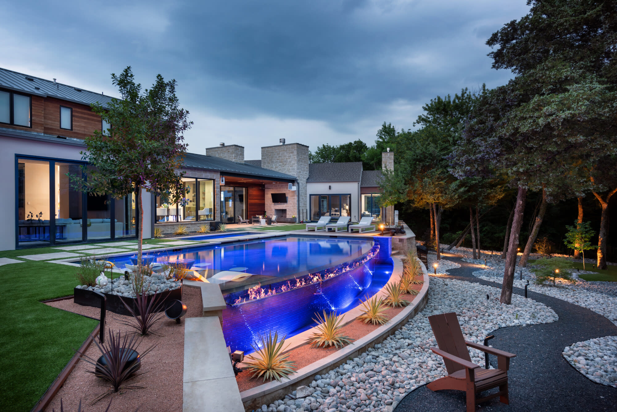 lighting in dallas texas backyard, aquaterra dallas backyard design