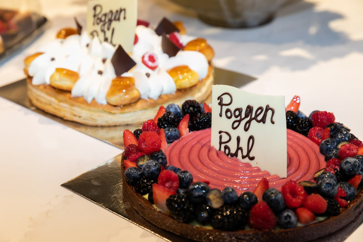 Poggenpohl fresh fruit cakes with custom name topping