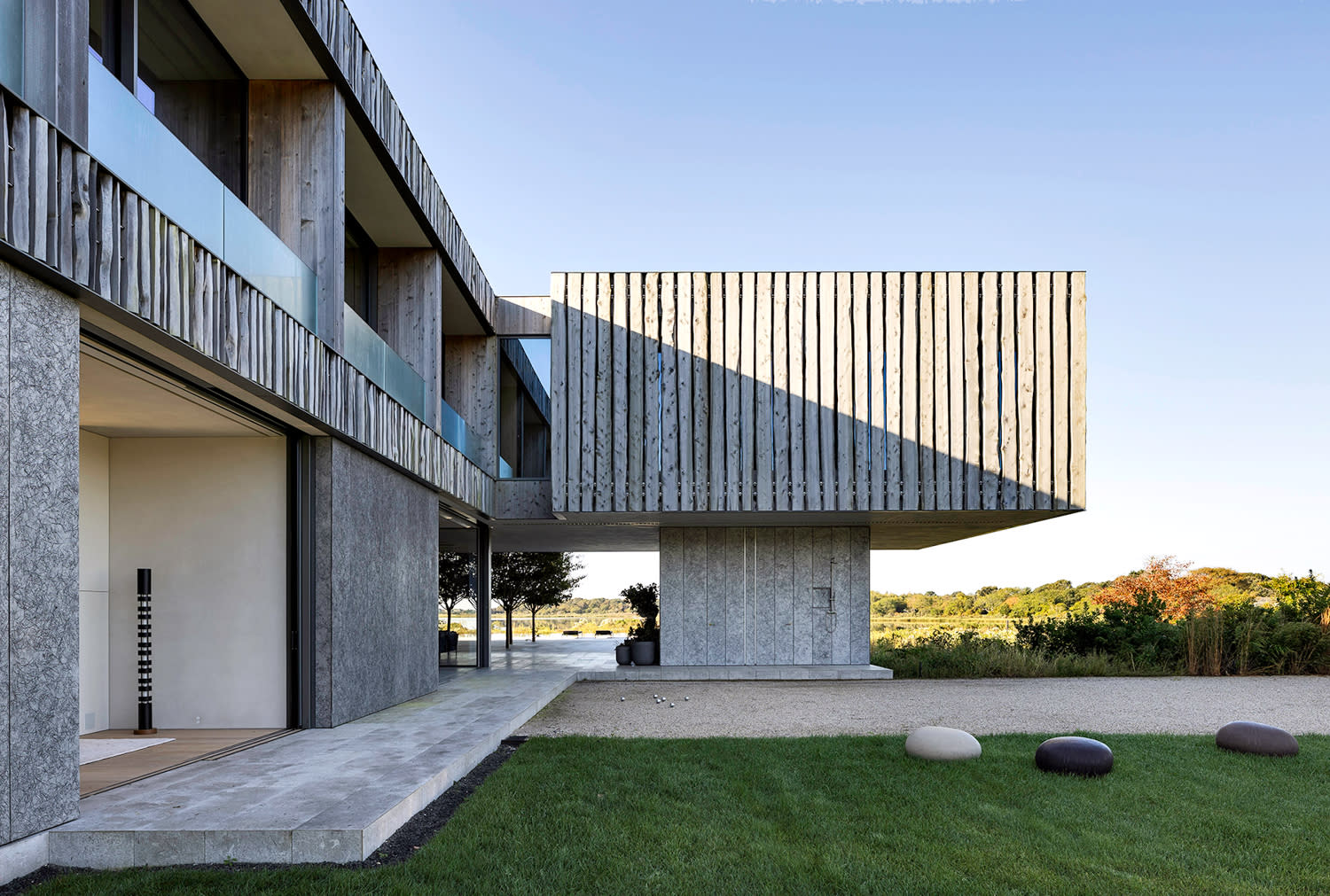 exterior architecture of a Southampton home by Bates Masi + Architects