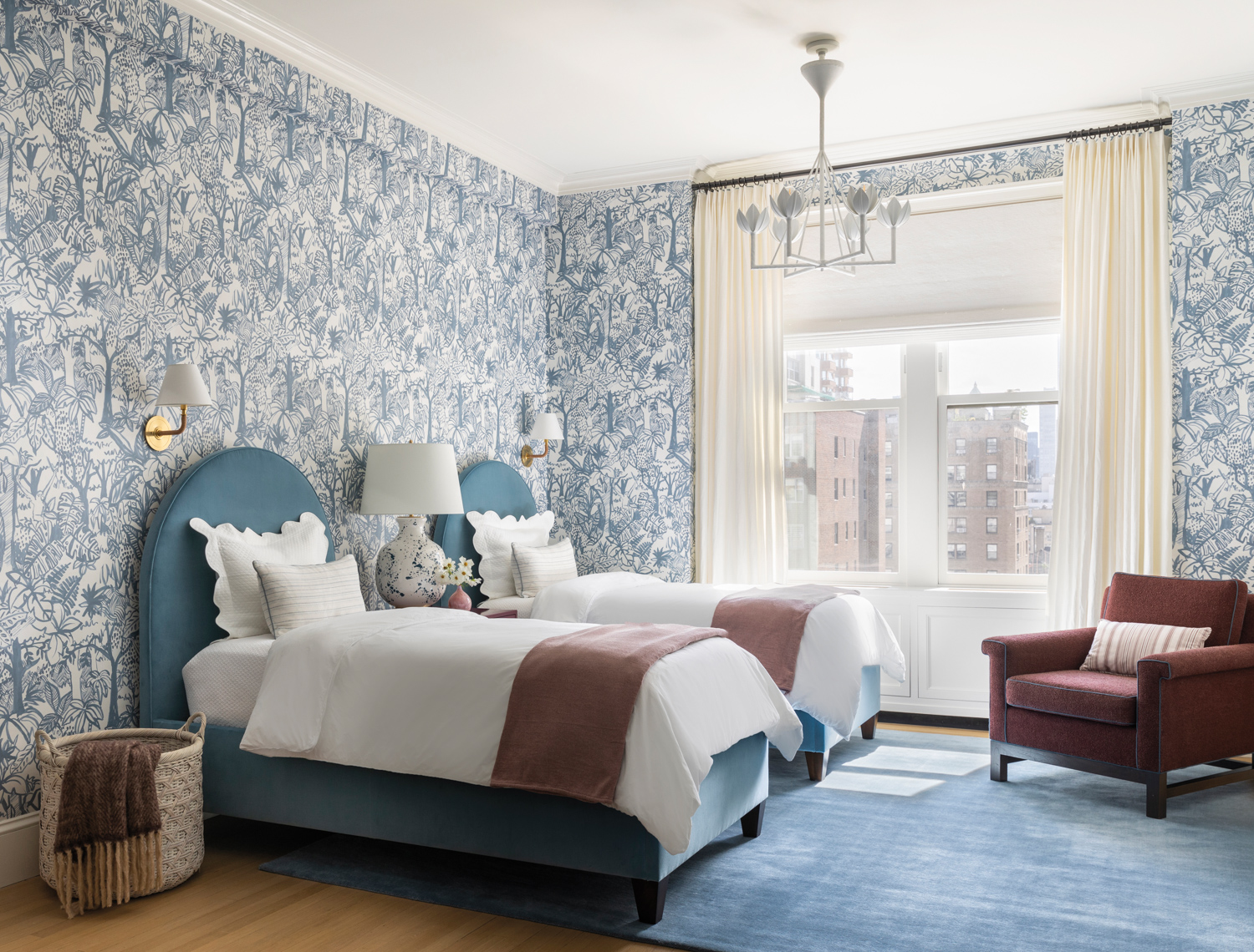 It’s A Perfect Juxtaposition Of Styles In This New York Apartment ...
