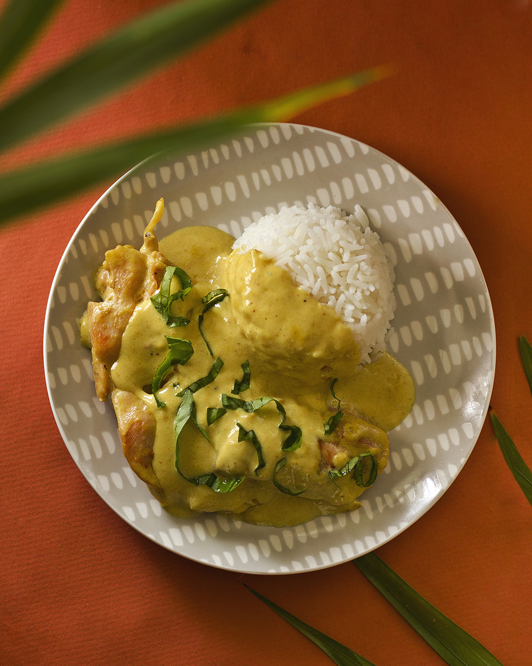 Pollo con crema de coco y curry