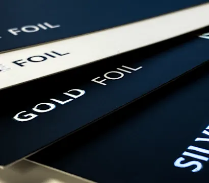 8 Inspirerende Flyer Ontwerpen met Exclusieve Folie Afwerkingen