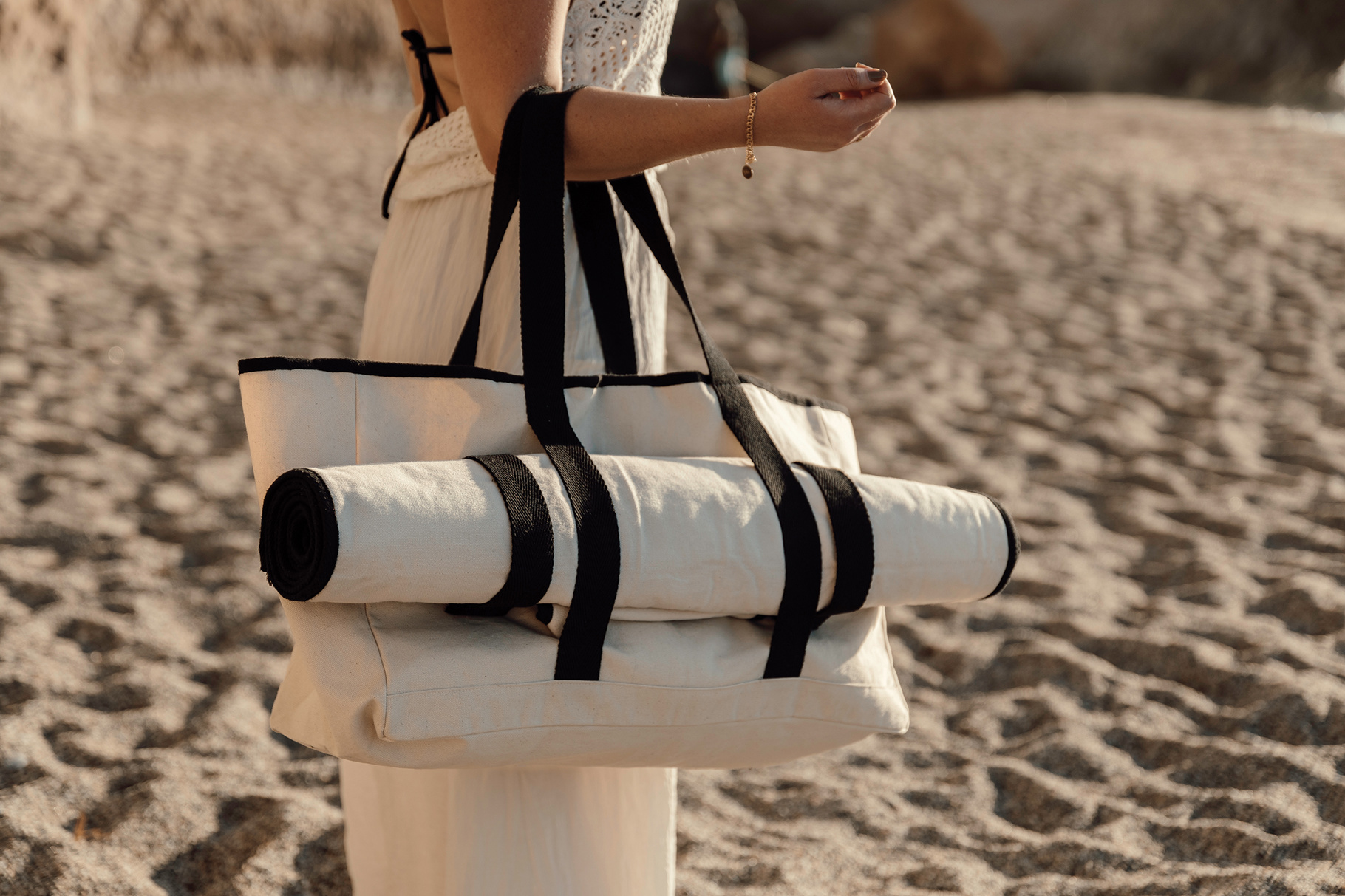 vingavolonneawarerecycledcanvasbeachbag-image-2-PDP