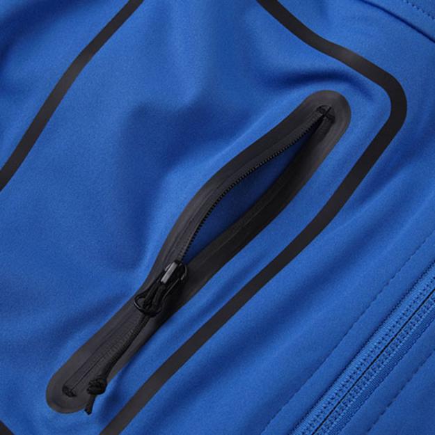 softshelljacketsportrussell-chest-pocket