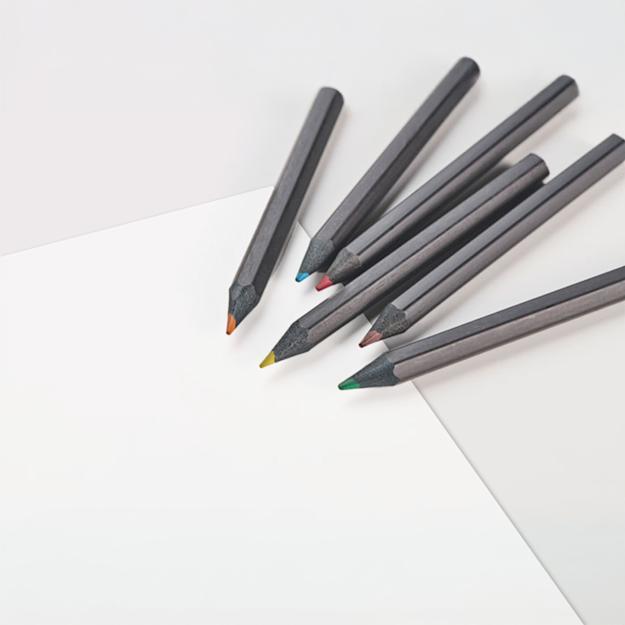 6blackcolouringpencils setting1