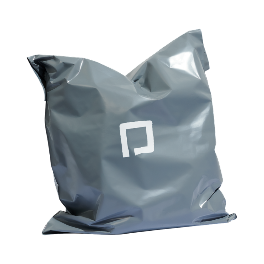 Sacchetto postale riciclato grigio con un piccolo logo bianco stampato sul fronte