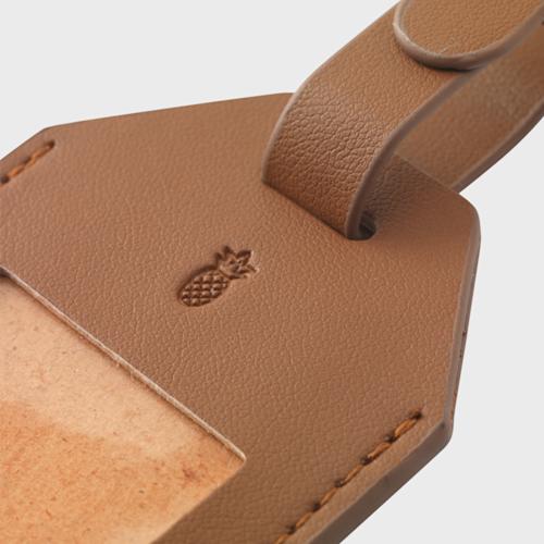 veganpineappleleatherluggagetag setting 2