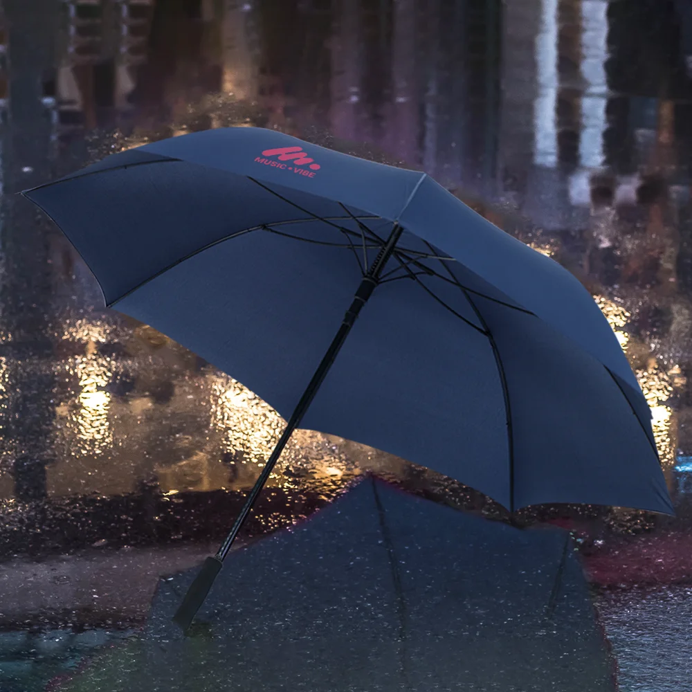 Val op in de regen met bedrukte paraplu’s