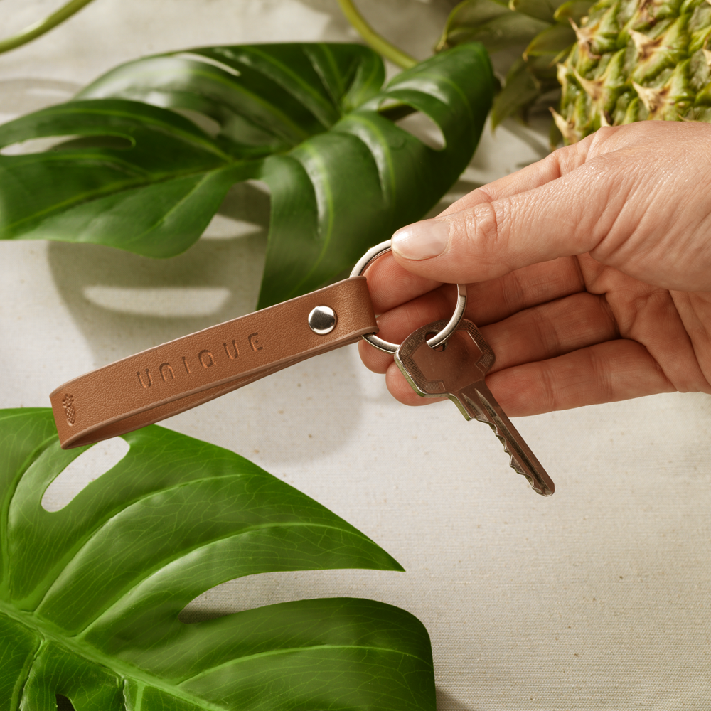 veganpineappleleatherkeyring setting 1